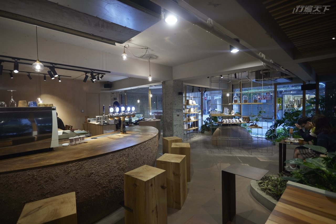 ▲店內設計讓人有種走入可可豆產地雨林的原始感。