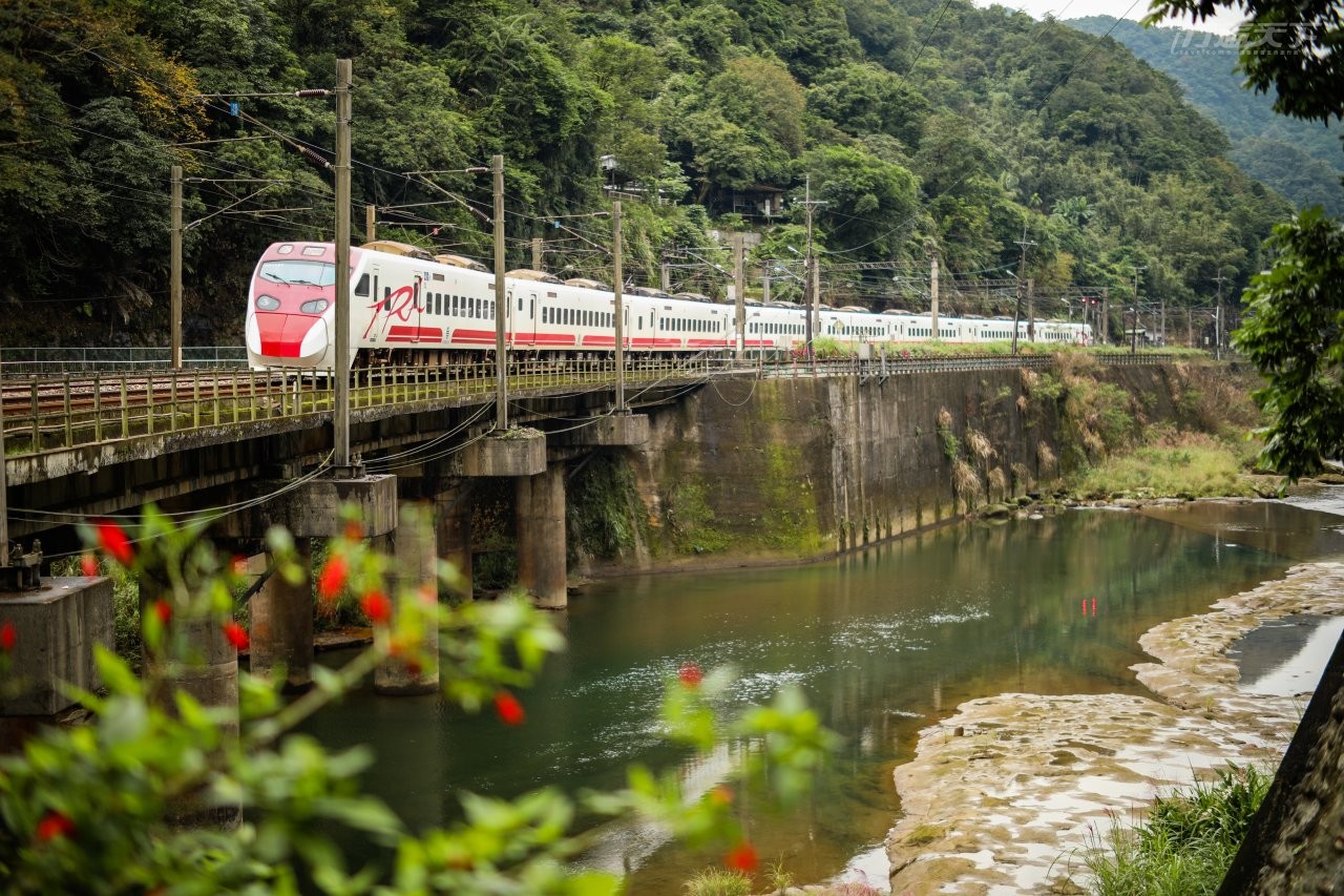 ▲到三貂嶺小鎮後能在溪水與山巒間看火車穿梭。