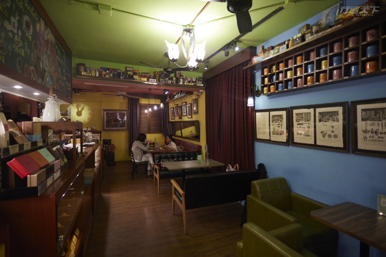 ▲店內也展示著許多美食名人與明星的簽名杯。