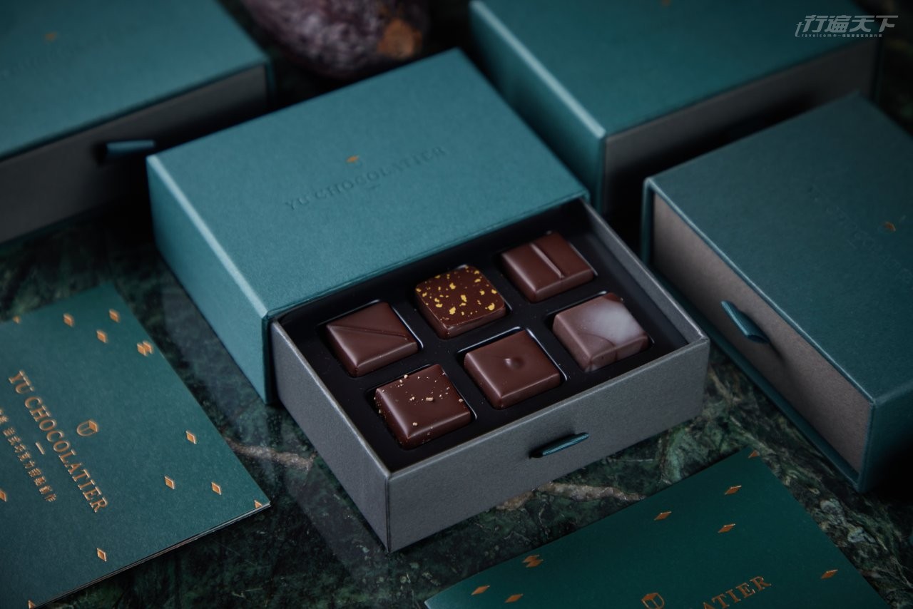 ▲經典夾心巧克力禮盒:夾心巧克力是法式巧克力的靈魂精髓。一口咬下,薄脆的巧克力殼沒入柔軟的甘納許,令人著迷。