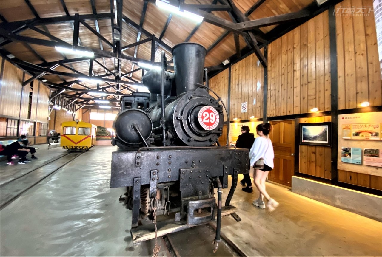 ▲奮起湖車庫展示古董蒸汽火車，同時記錄阿里山森林鐵路的歷史。