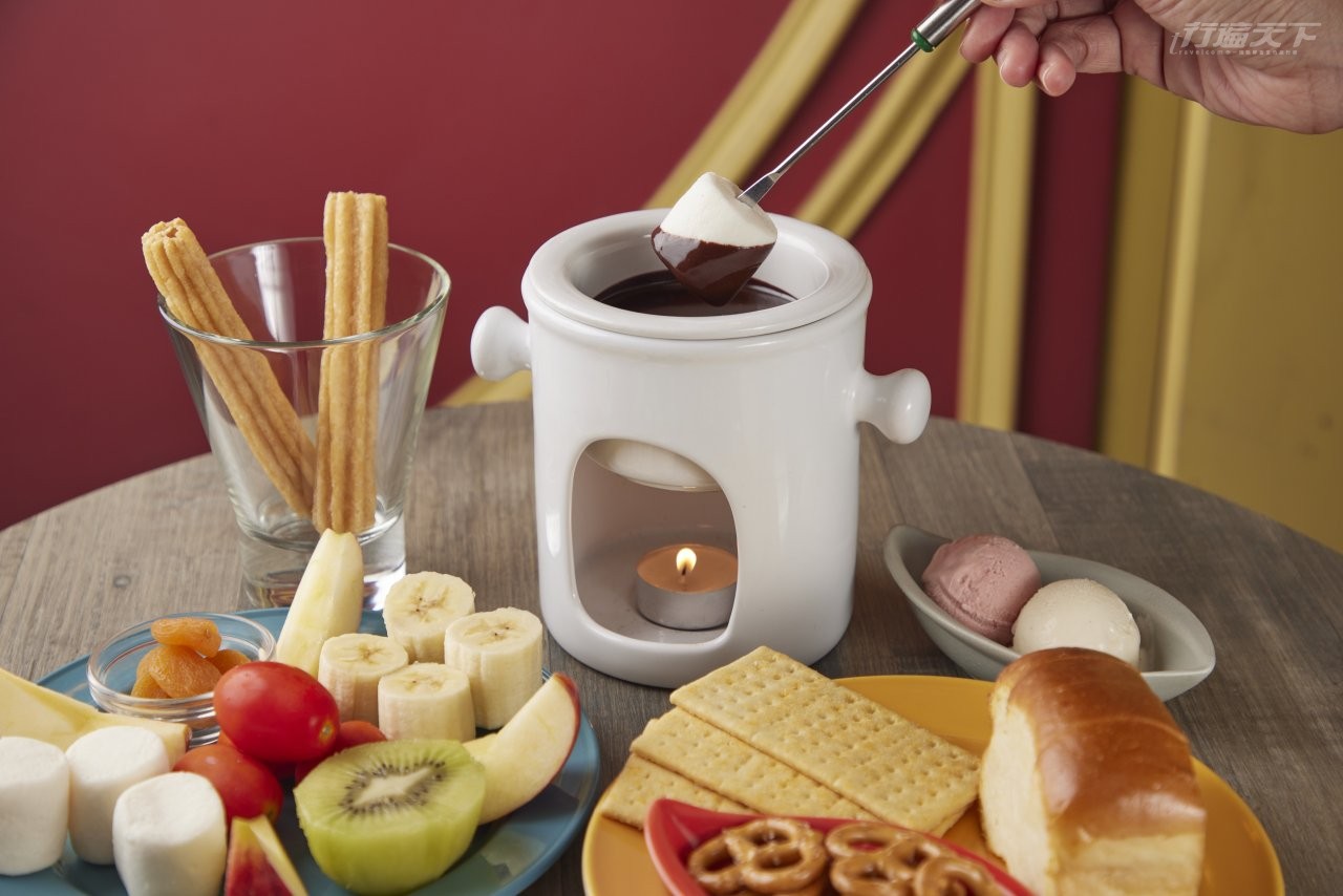 ▲經典巧克力鍋:出自老闆呈現巧克力世界縮影的巧思,除了主角香滑巧克力醬外,還囊括各國搭配巧克力的經典食材。