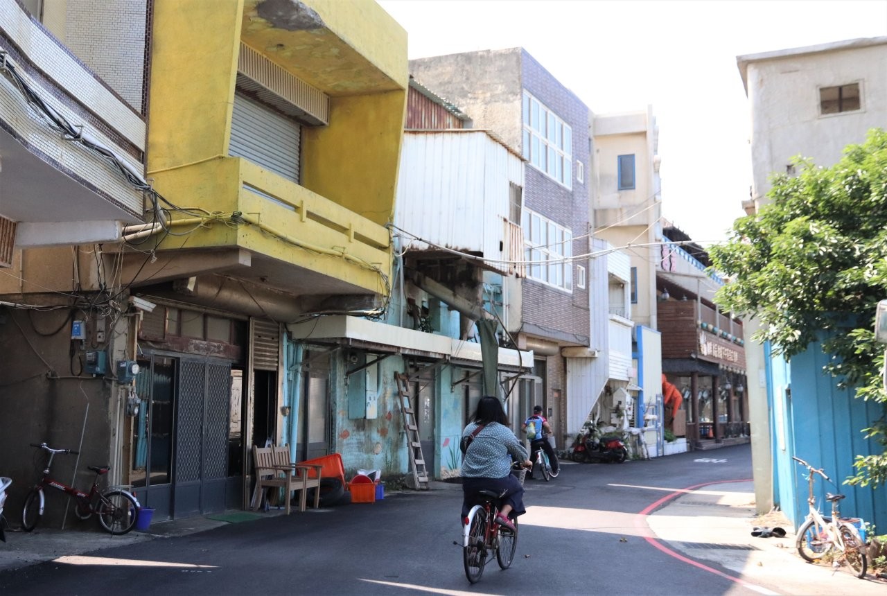 ▲騎行在南寮老街，貼近新竹在地生活。
