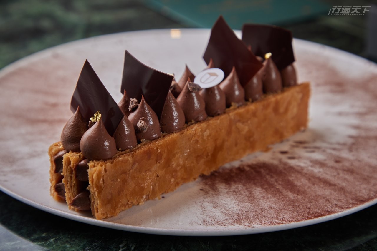 ▲經典巧克力千層派：每日限量提供的巧克力千層派，採用新品牌法國麵粉製成的派皮，夾著融入5款產地巧克力的內餡，口感層次分明，柔軟與酥脆多種享受。