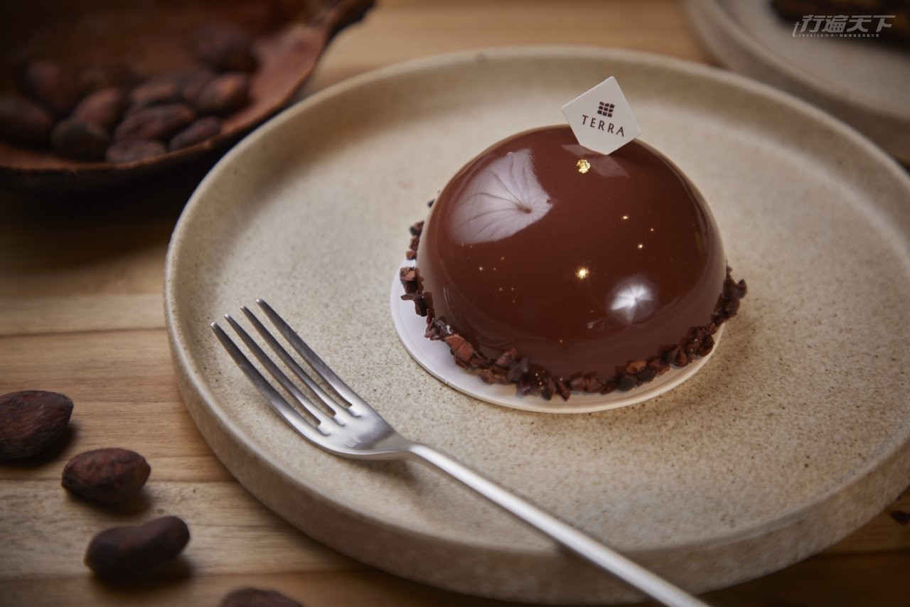 ▲嗜酒師冷藏巧克力慕斯甜點，是由黑巧克力、琴酒、榛果等組成的甜蜜大人味。