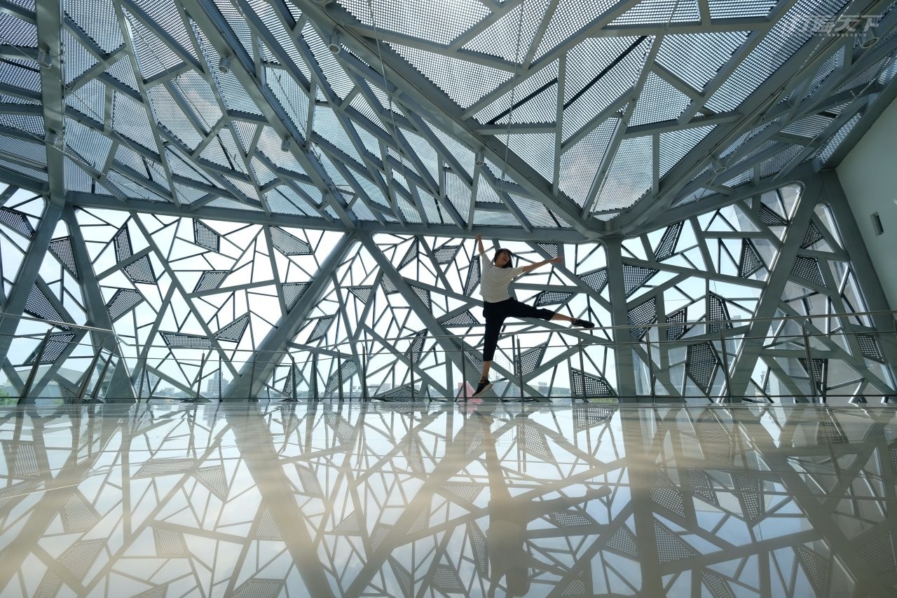 ▲台江文化中心三樓的空間，利用許多三角形與光線折射，成了好美的風景。