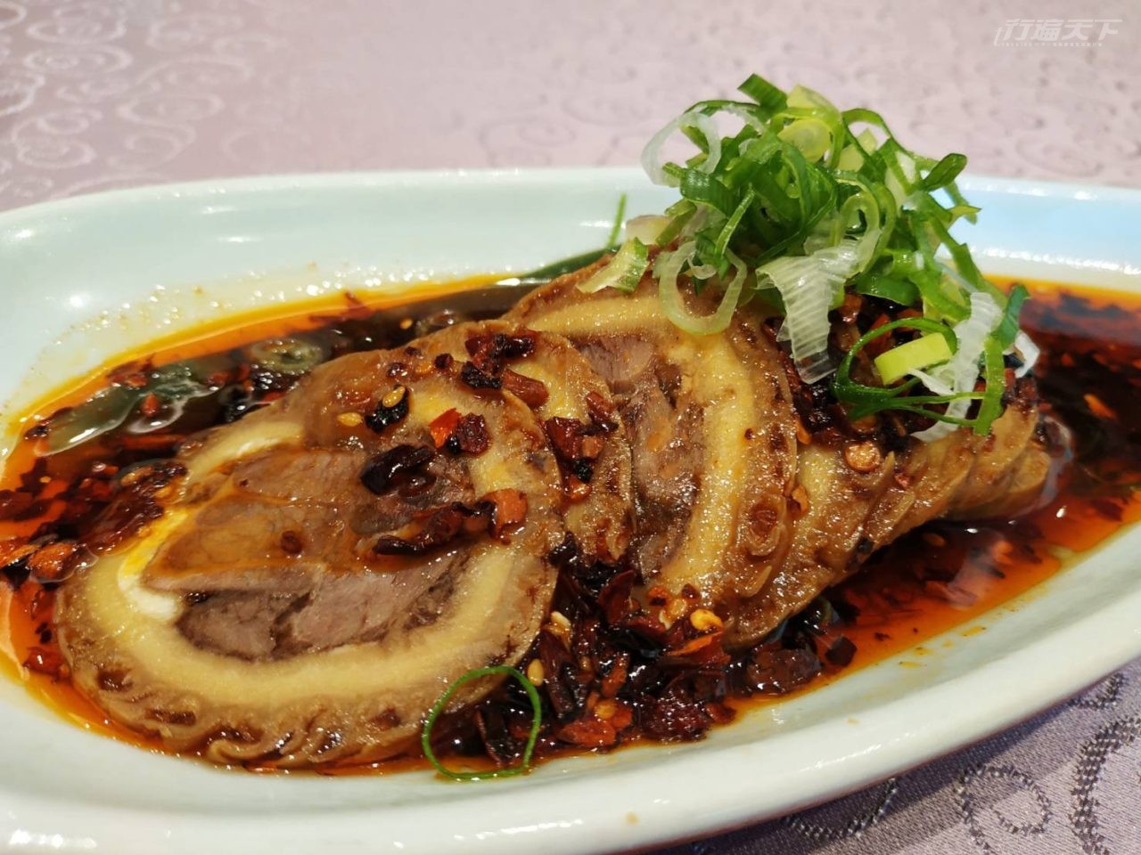 ▲家宴中餐廳招牌開胃菜「牛三寶」以牛肚包住牛筋與牛腱後,切成薄片淋上微辣的醬汁。