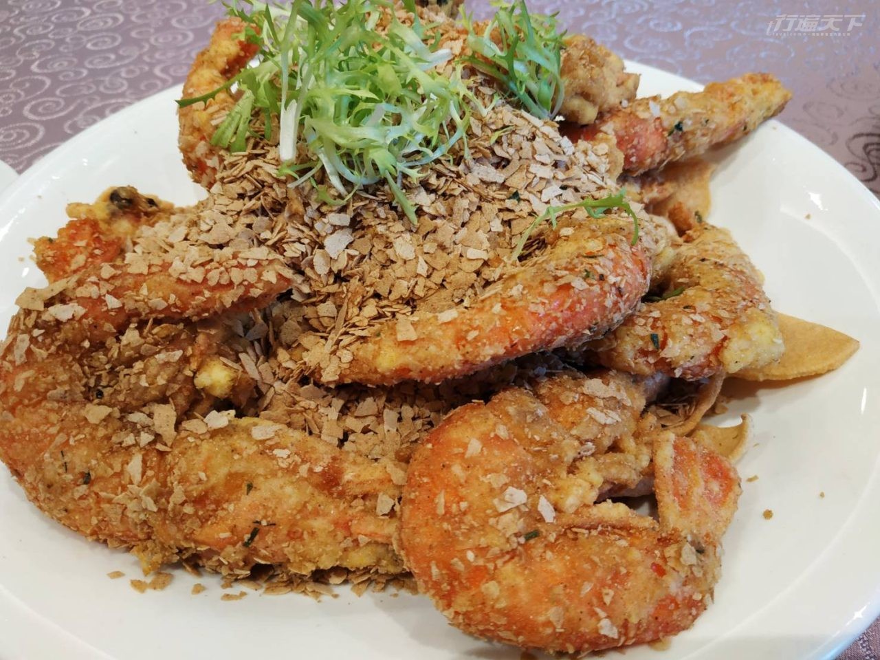 ▲奶油麥片軟殼蝦,將鹹鴨蛋炒散後綿密金色外觀有如黃金沙,放入高溫油炸過的鮮蝦裹勻並加入健康麥片翻炒,酥脆鮮美。