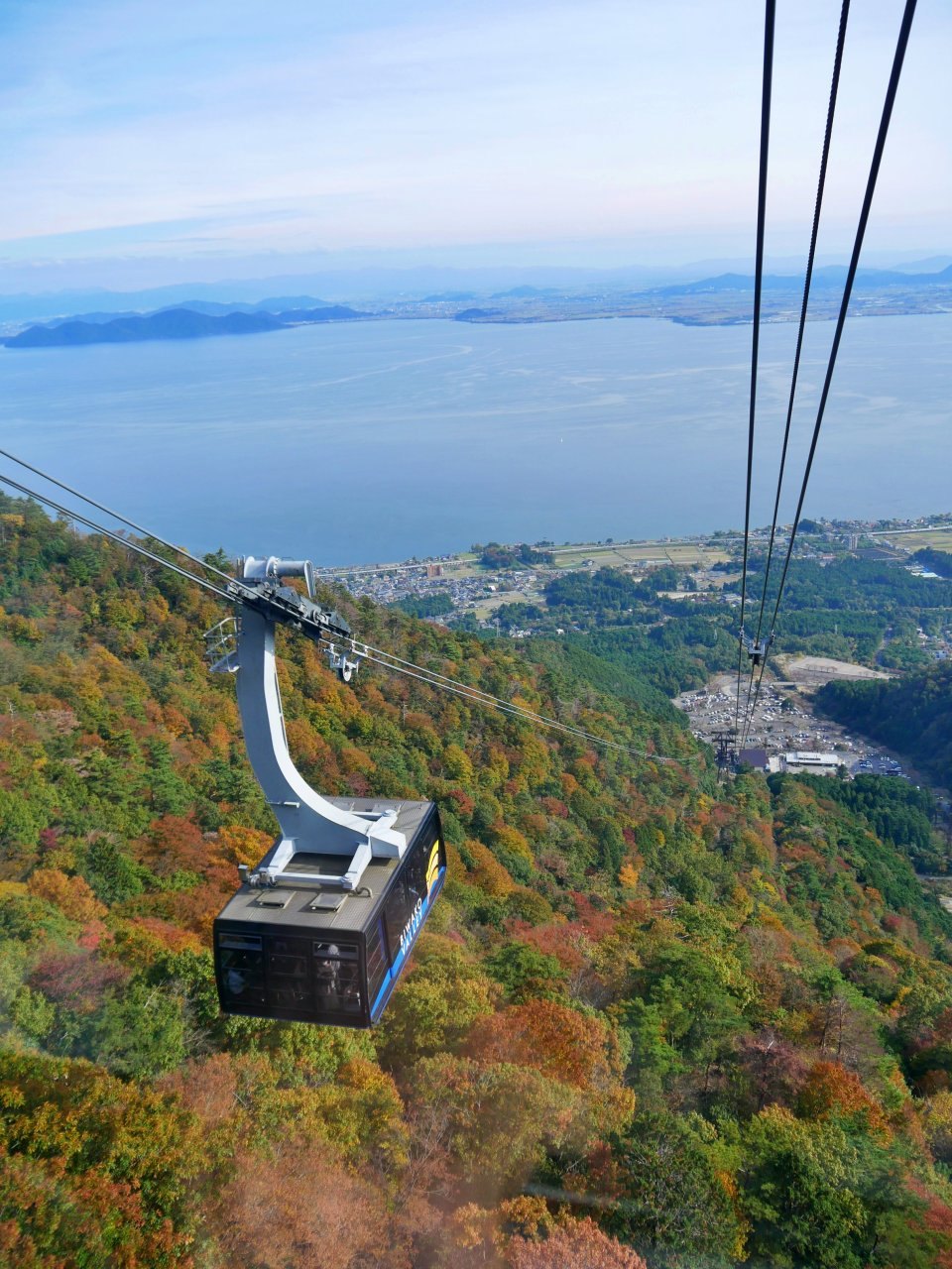▲搭乘日本速度最快的纜車，只要5分鐘就可以抵達標高1,100公尺的山頂，沿途可欣賞壯麗的琵琶湖景觀。