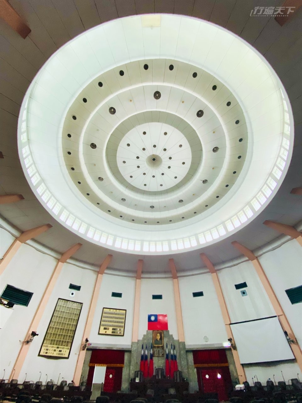 ▲坐在前省議員的座位上，仰頭欣賞議事堂圓形穹頂的影片投影，感受特別。
