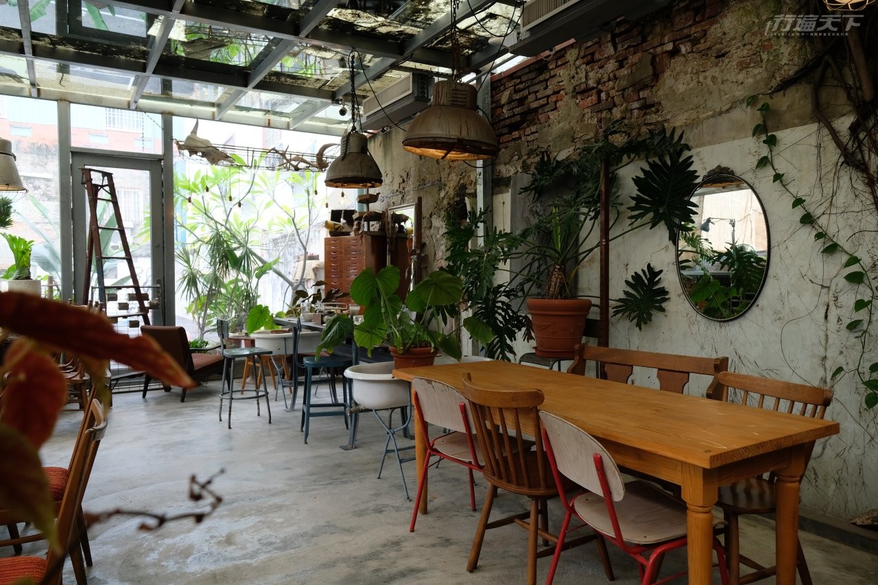 ▲花樓餐廳用餐環境就像置身小型植物園一樣。