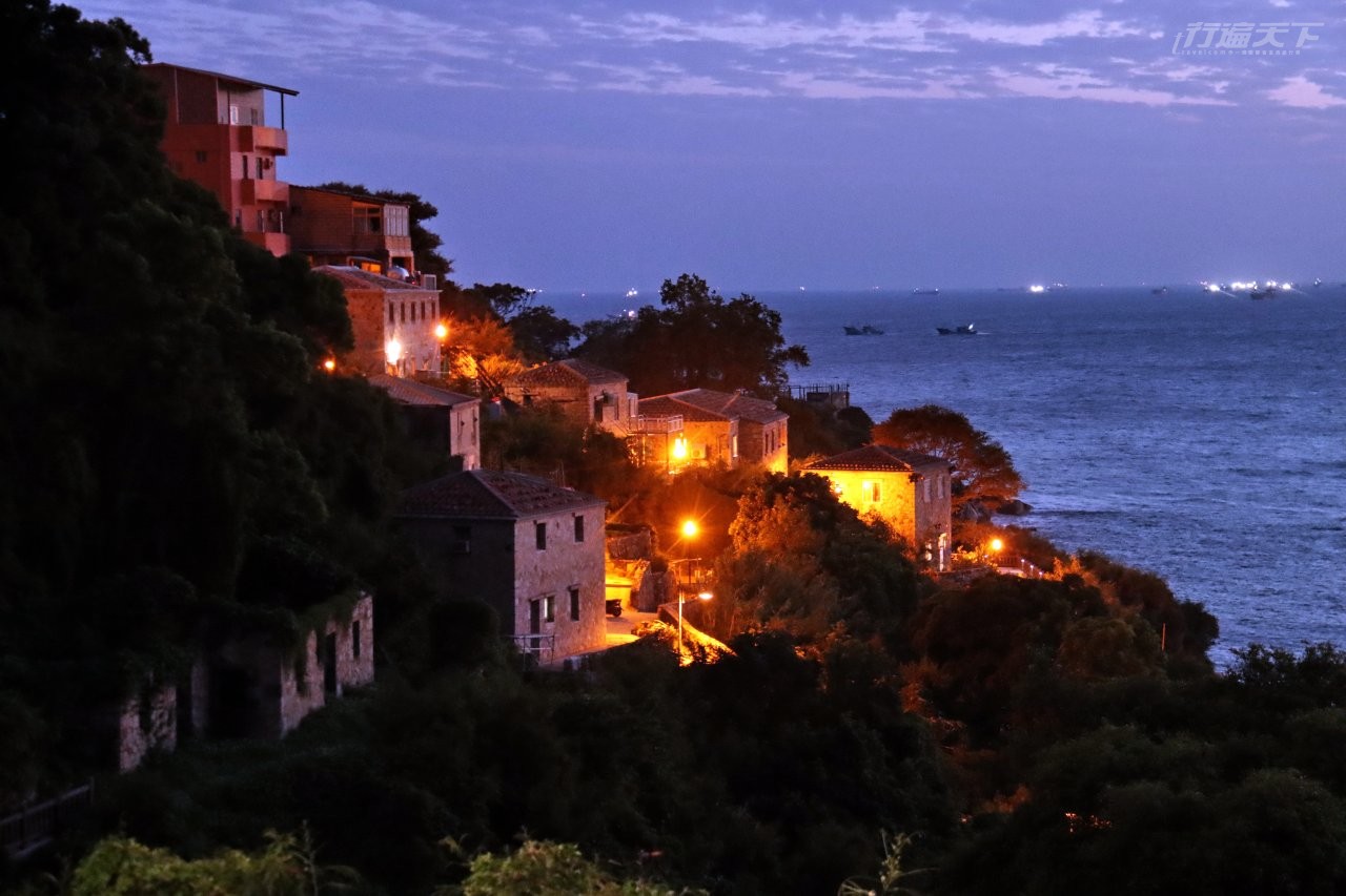 ▲傍晚藍色調下的津沙聚落，給人地中海小鎮的美好想像。