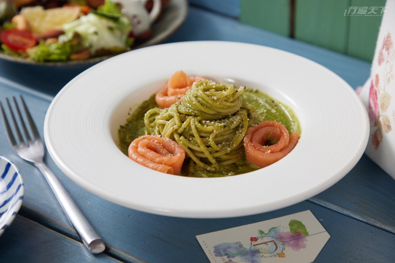 ▲青醬燻鮭魚義大利麵:濃郁的青醬,每一口都能嚐到松子的香氣。