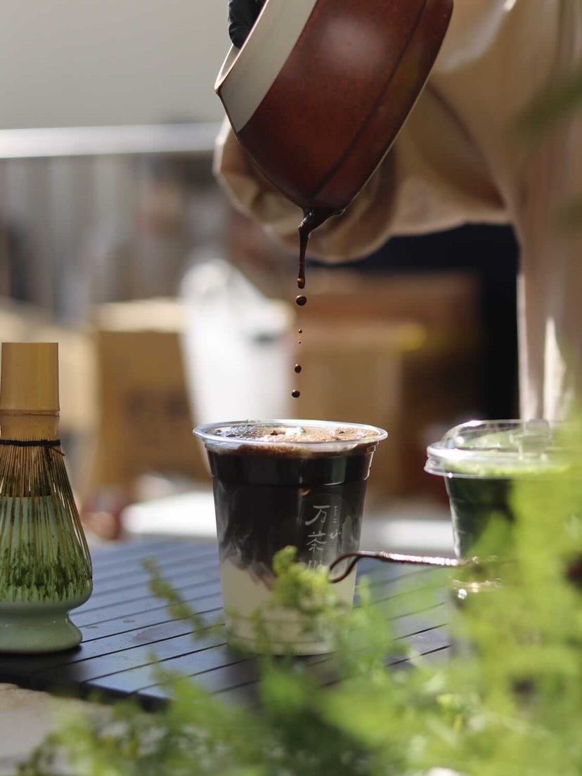 ▲日本茶專賣店「万茶川 BĀN TÊ」，將在公園裡的草木森花市集帶來現刷現泡的抹茶飲品。