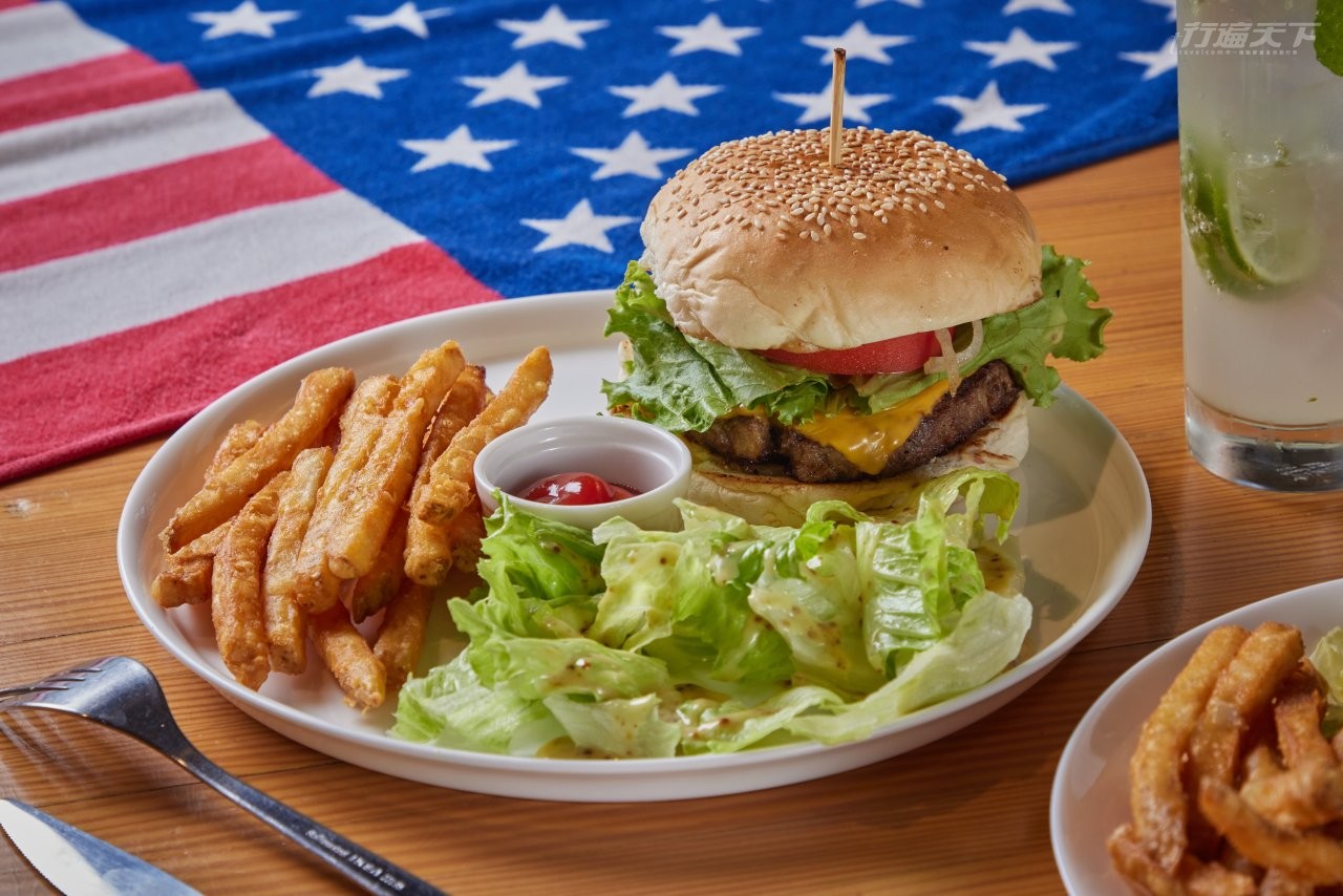 ▲主廚手作夏威夷牛肩漢堡:厚實的牛肩肉排一口咬下超Juicy!