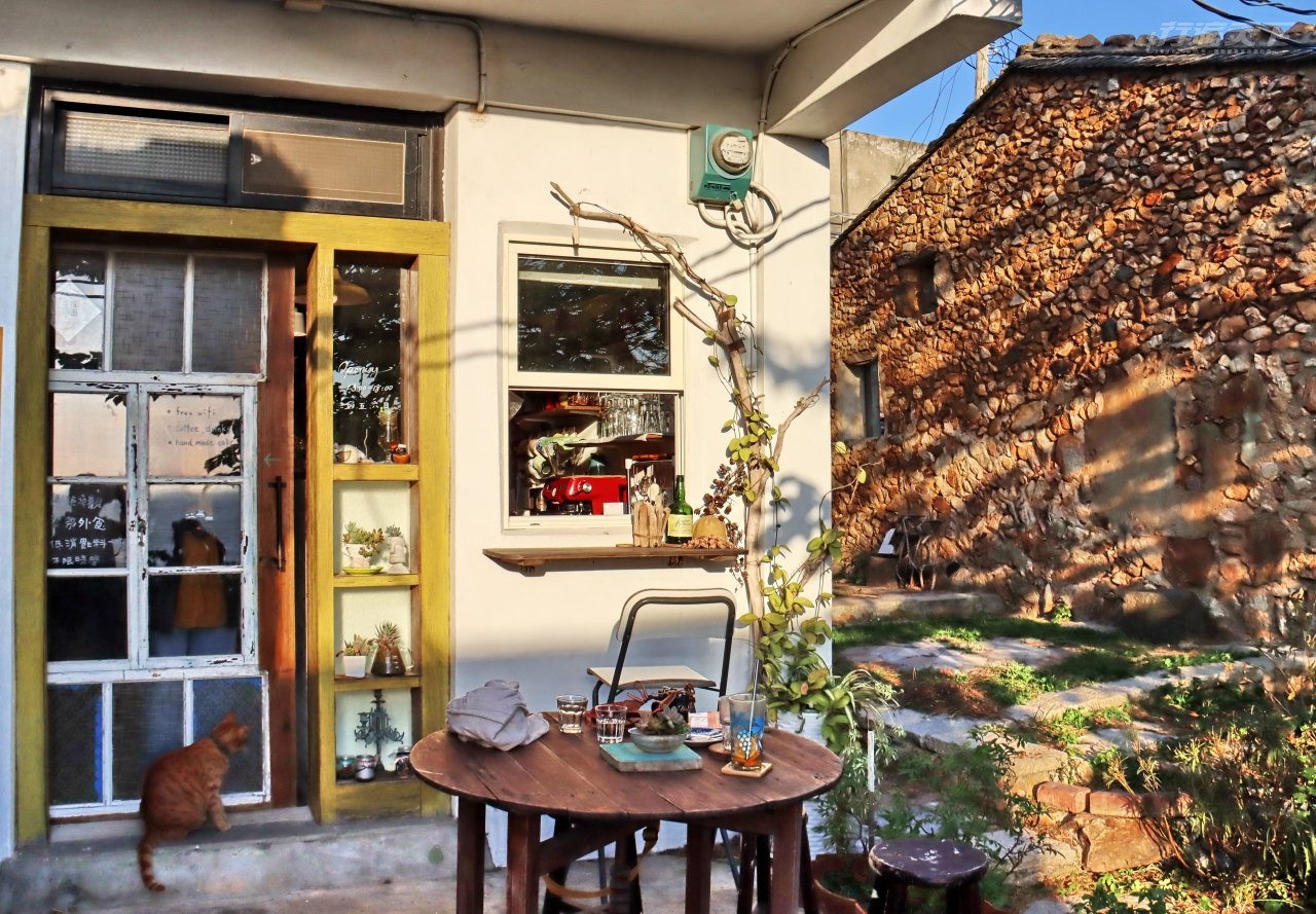 ▲40多年老房子改建的南萌咖啡館，規劃有雅致的鄉村風小院子。
