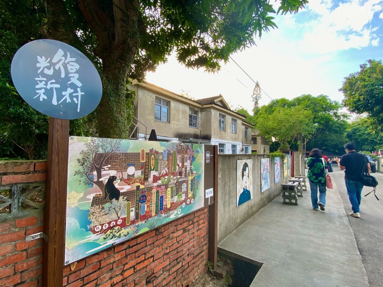 ▲二戰後台灣第一個新市鎮光復新村,過年期間國旗飄揚年味濃。