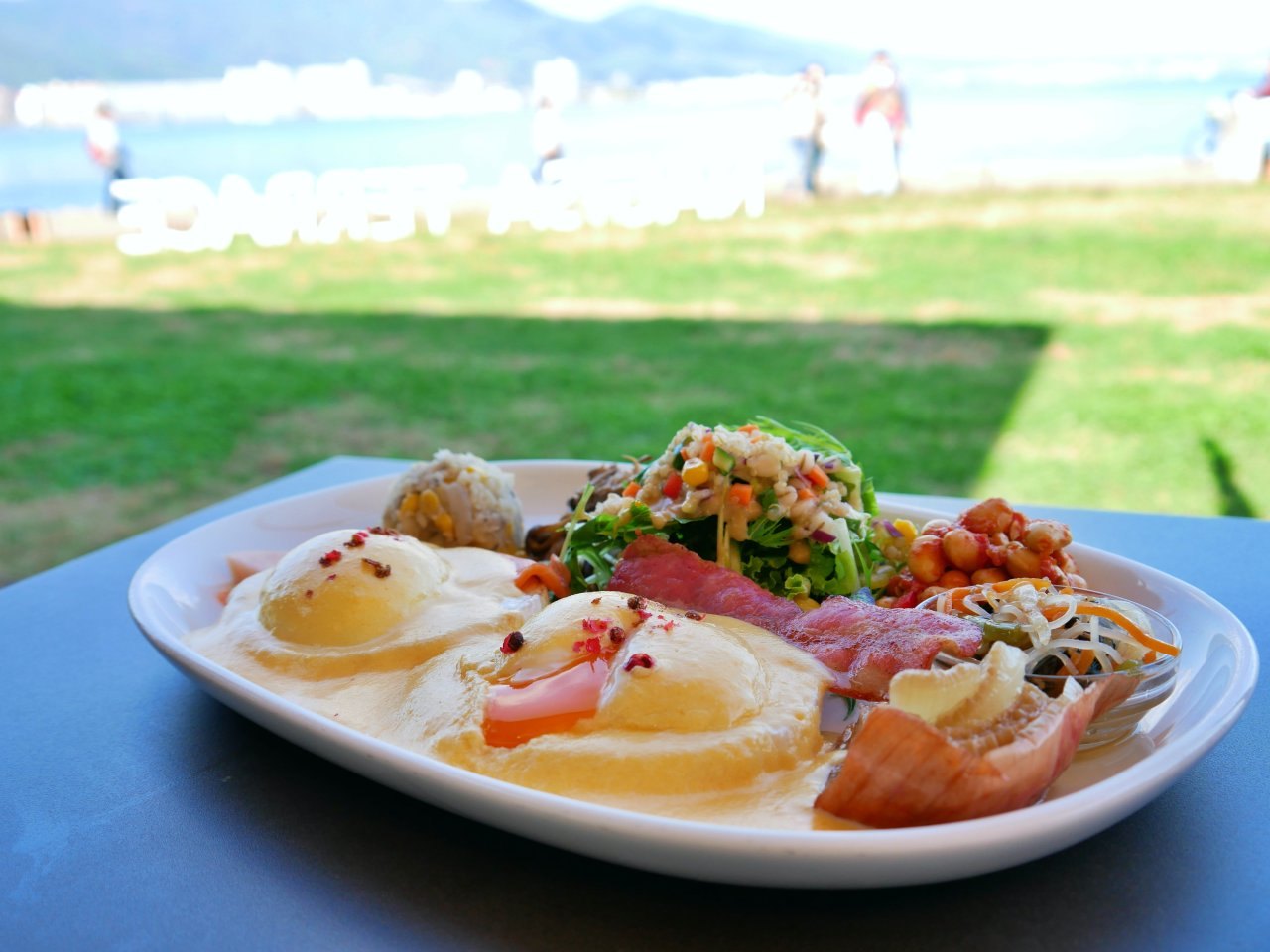 ▲招牌菜單是加州風火腿蛋鬆餅,吹彈可破的蛋身,配上有機蔬菜沙拉,不管味覺上或視覺上都相當享受。