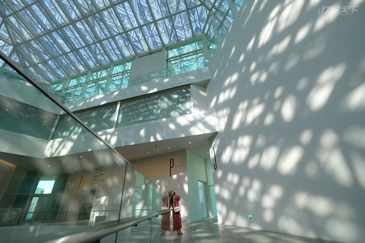 ▲台南美術館二館的綠能概念設計引光線照明，也用不規則形狀隨陽光移轉而變化。