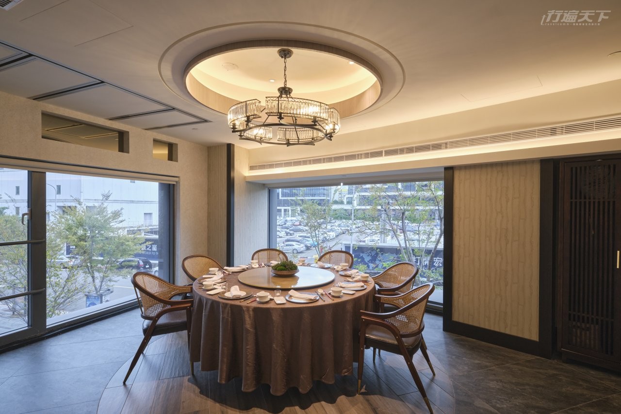 ▲餐廳內裝整體觀之簡潔大方,細品卻頗有幾分上海租界風格的氣派。