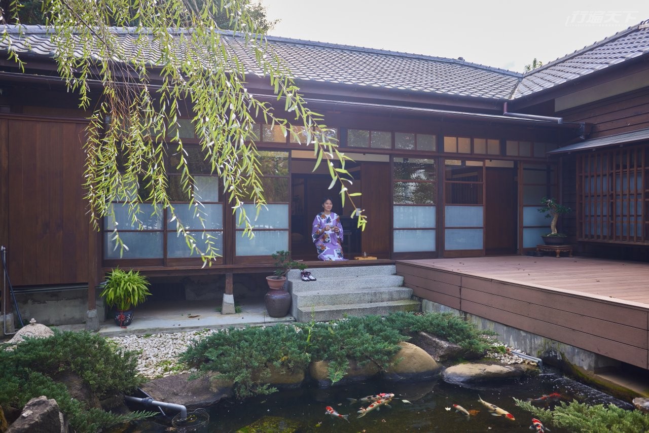 ▲秒出國的美拍角落:面向後院錦鯉池的「緣側」。