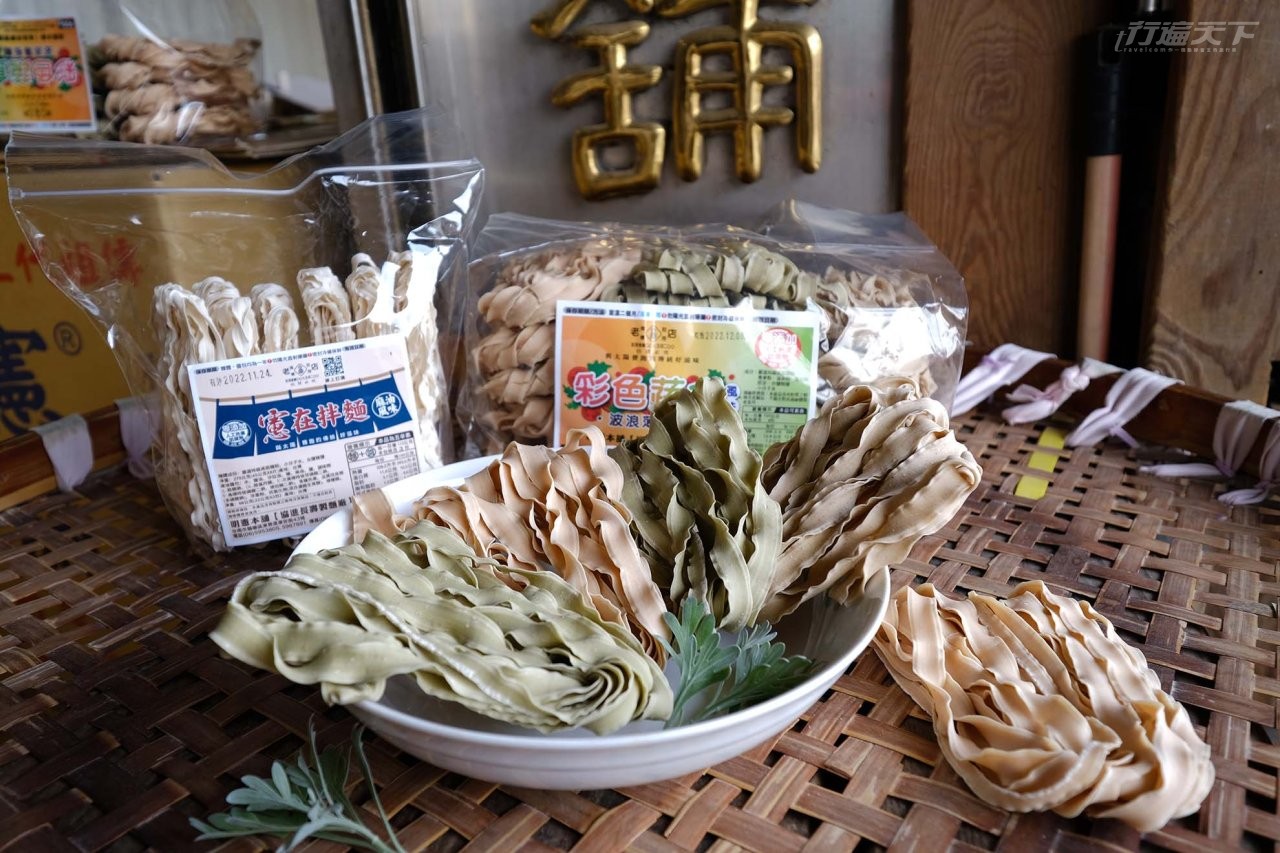 ▲關廟麵使用獨特的陽光曝曬方式,麵體Q彈久煮不爛、遠近馳名。