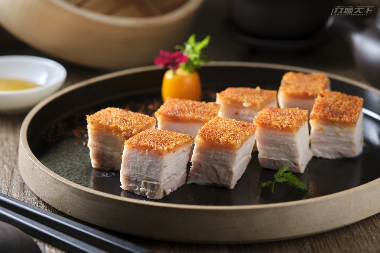 ▲冰燒三層肉:脆皮部分來回烤三次,每次都刮掉上層烤得太老的部分,最後才能留下一層脆而不硬的皮。