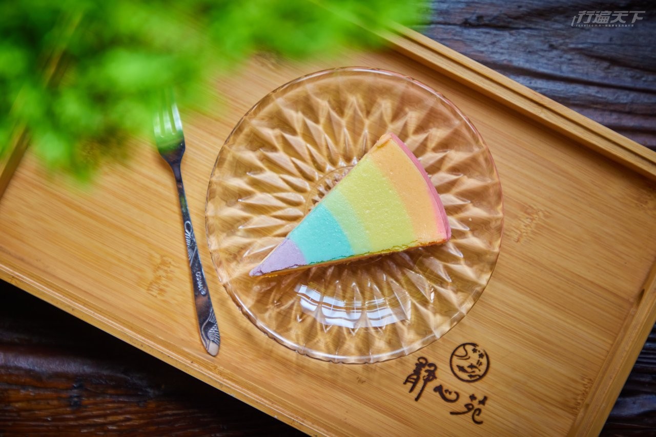 ▲彩虹乳酪蛋糕:顏色繽紛、口感細緻的輕乳酪,好吃不膩口。