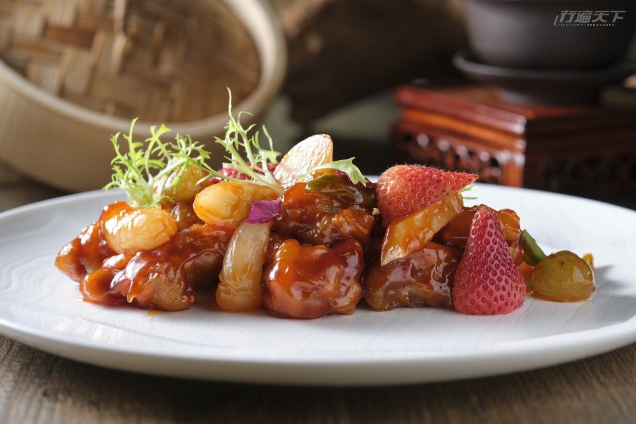 ▲鮮果咕咾肉掛汁精妙,在口感與厚度之間取得微妙掌握,食畢盤上仍乾淨清爽,不留油也不殘醬,炒台頭鍋功力可見一斑。另外改以草莓及自製酸薑取代鳳梨,醬汁材料共18種,酸味方面還佐以山楂及酸梅等。酸甜層層交錯疊現,為這道老菜重設新高標。