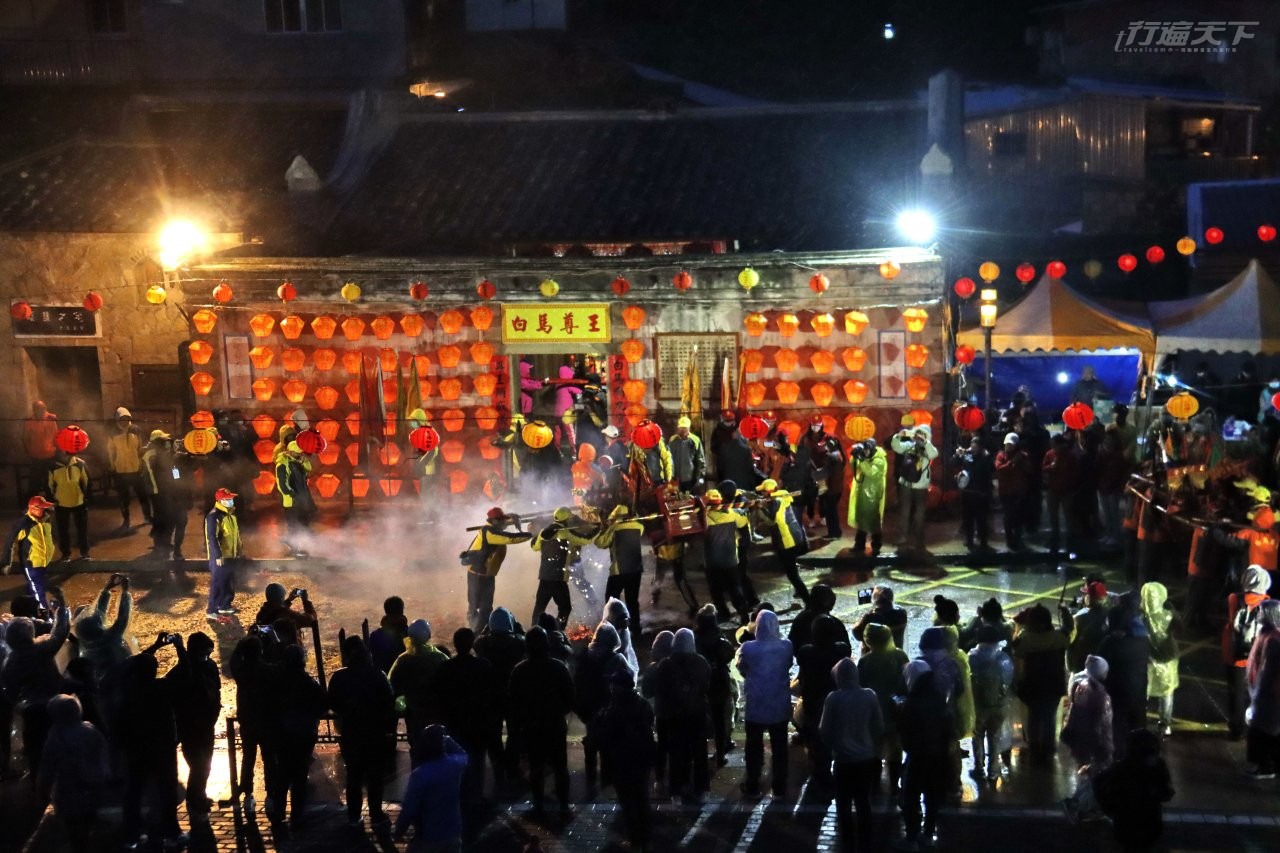 ▲坂里村十三暝,可見到數十頂神轎向白馬尊王致意。