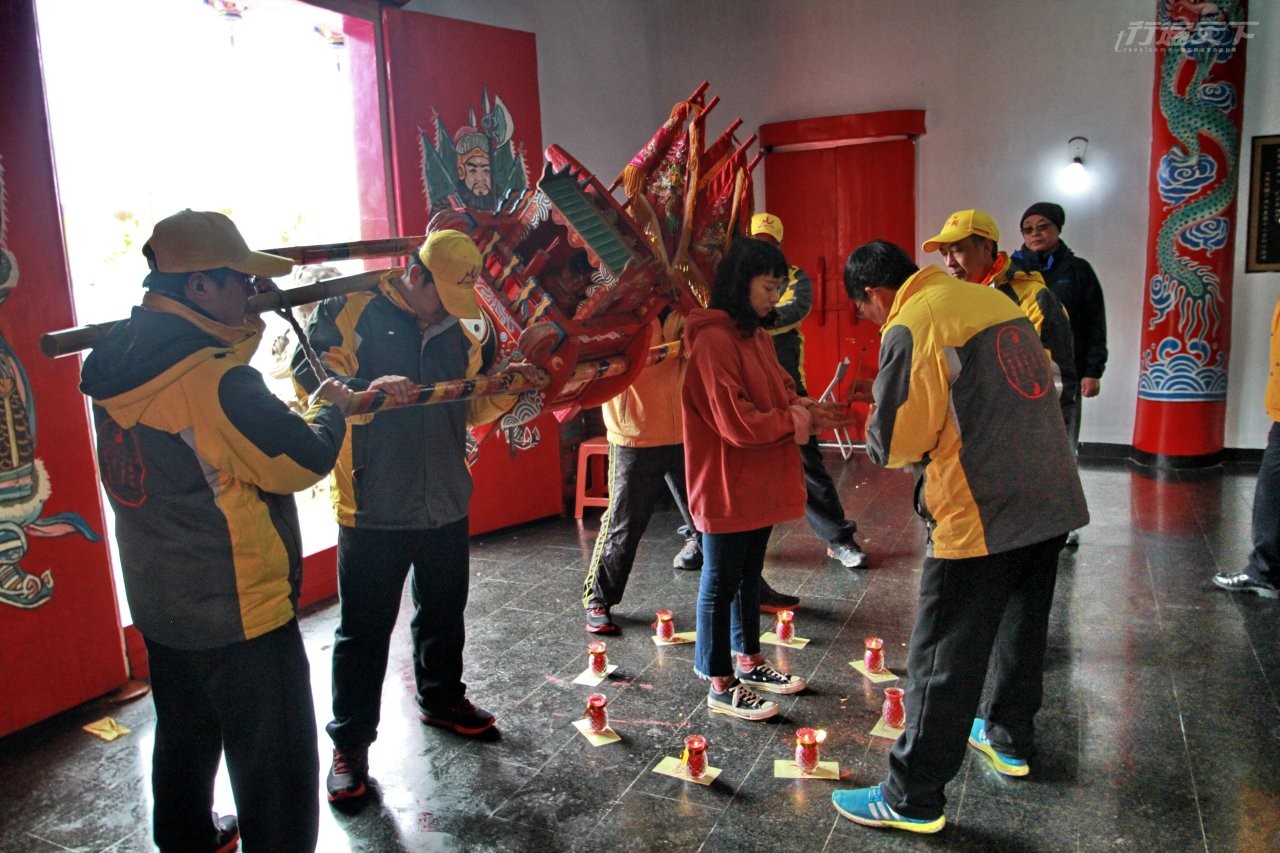 ▲補運時需站於八卦燈陣中,由廟方進行祈福儀式,廟方會在雙手寫上乾坤或畫符,象徵補運完成。