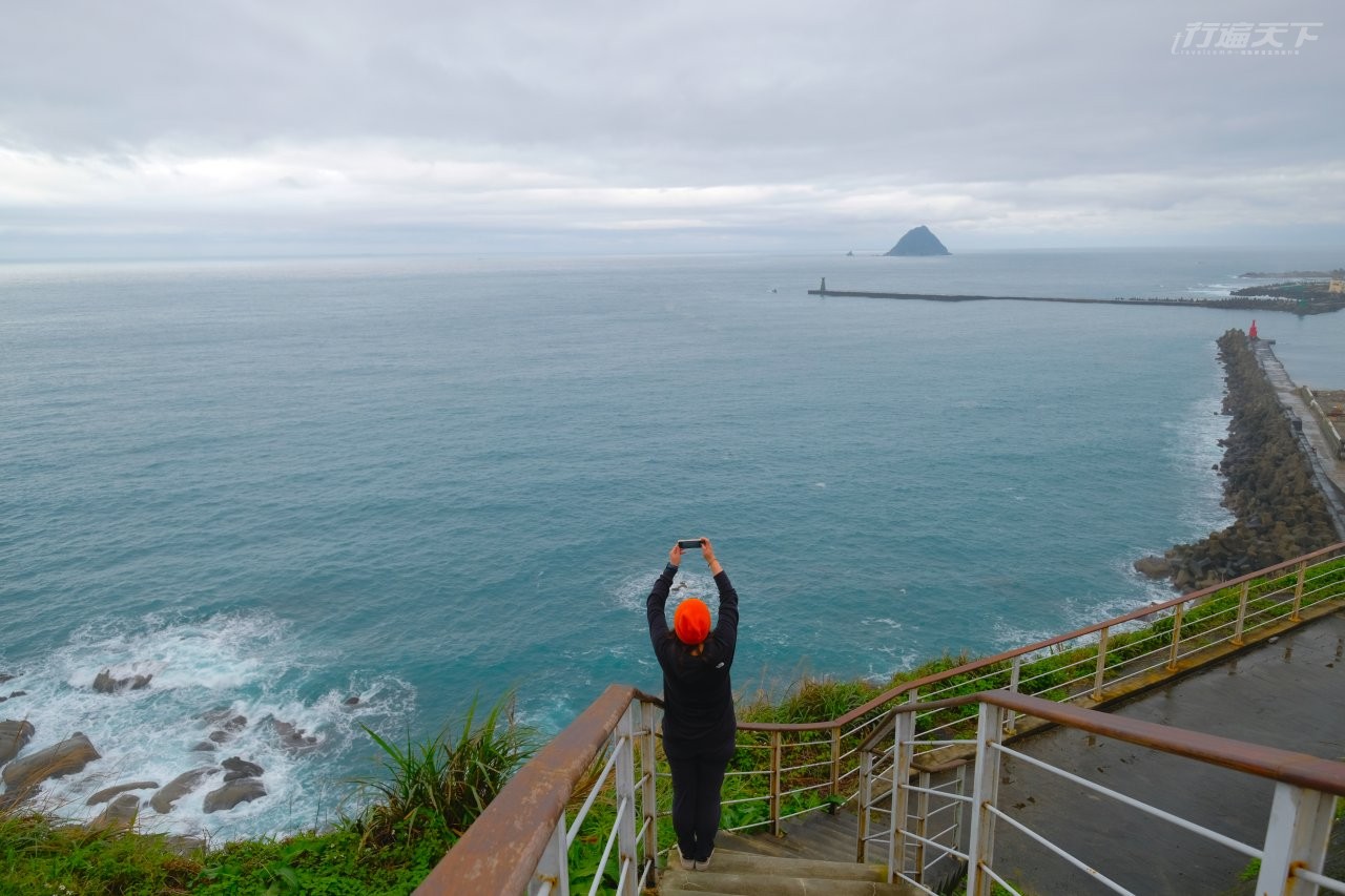 ▲從景觀平台向外海望去,大船入港、小船漂泊、遠方基隆嶼也都清晰可見。