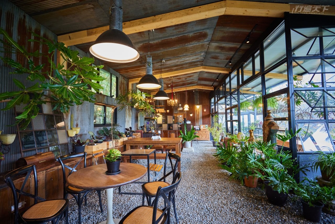 ▲走進被滿滿綠意的野人花園,好像身處叢林夢幻小屋。