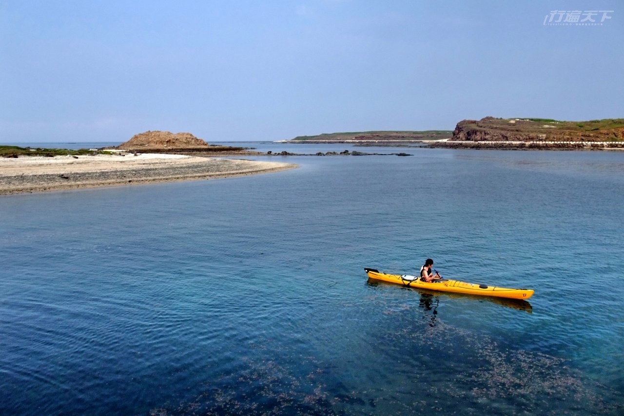 ▲遊訪南方四島，部分旅遊業者也會安排海上獨木舟等行程。