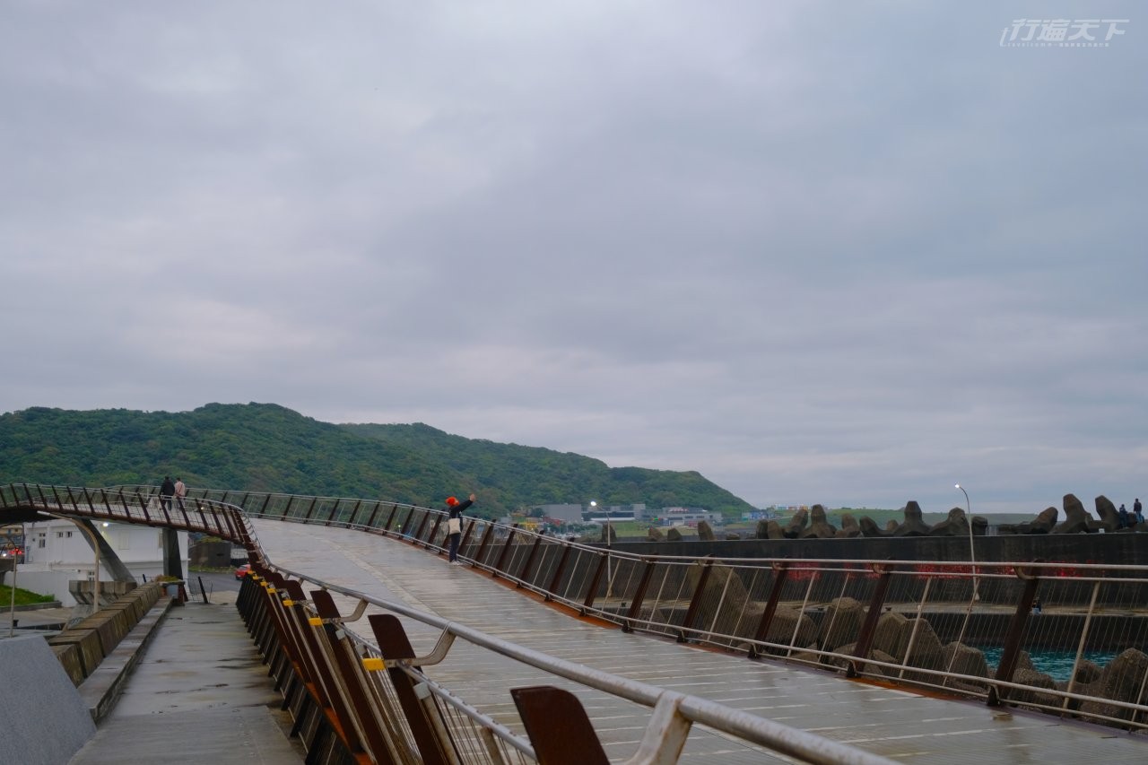▲望海巷漁港跨海景觀橋被稱為全台最美跨海自行車道。
