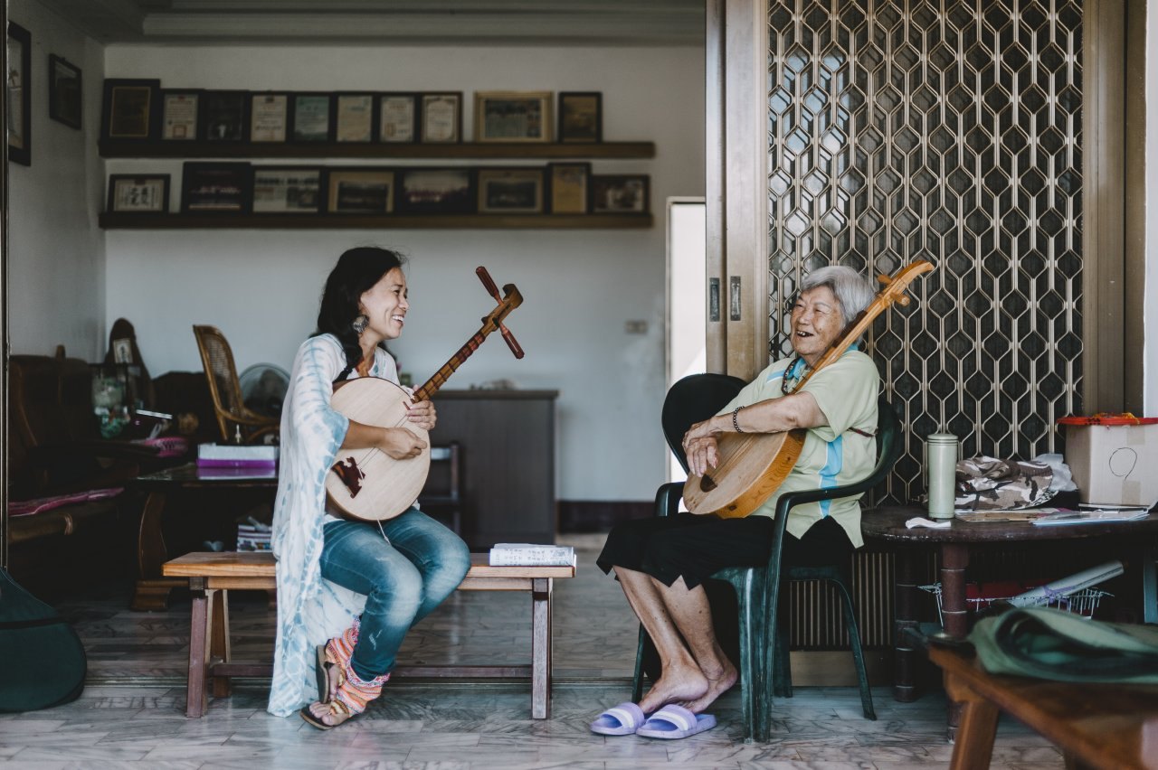 ▲人間國寶張日貴傳授音樂人Summer如何唱歌謠。(圖片提供:半島歌謠祭)