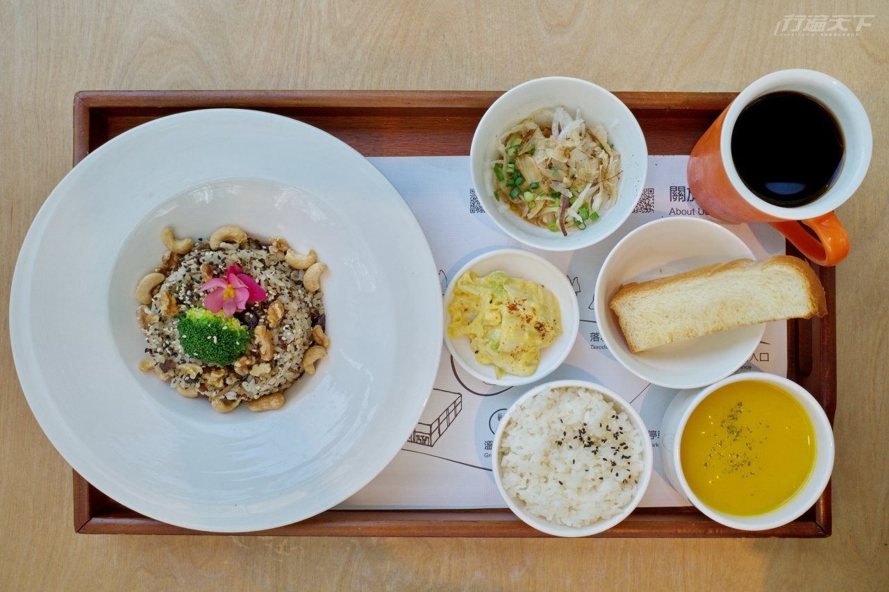 ▲健康養生的堅果紅藜佐黑松露炒飯是人氣必點。