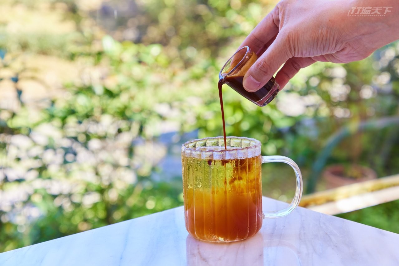 ▲義式水洗耶加:輕發酵香氣優雅的坪林包種茶,加上特選精品咖啡豆水洗耶加,變化出獨有的茶咖啡。喝的到葉的清香回甘,以及咖啡的純粹風味,味道鮮明,卻不搶走各自風采。
