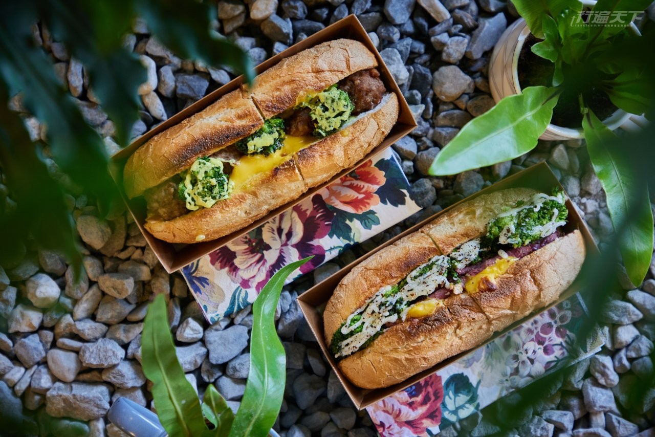 ▲塔塔醬雞肉丸潛艇堡:烤得鹹香多汁的雞肉丸夾入麵包,再加上塔塔醬與起士,風味十足。藍莓醬煙燻牛肉潛艇堡:麵包體紮實充滿麥香的潛艇堡,夾著煙燻牛肉片與藍莓醬、花椰菜等,一口咬下甜鹹交織的好滋味,立刻收買人心。