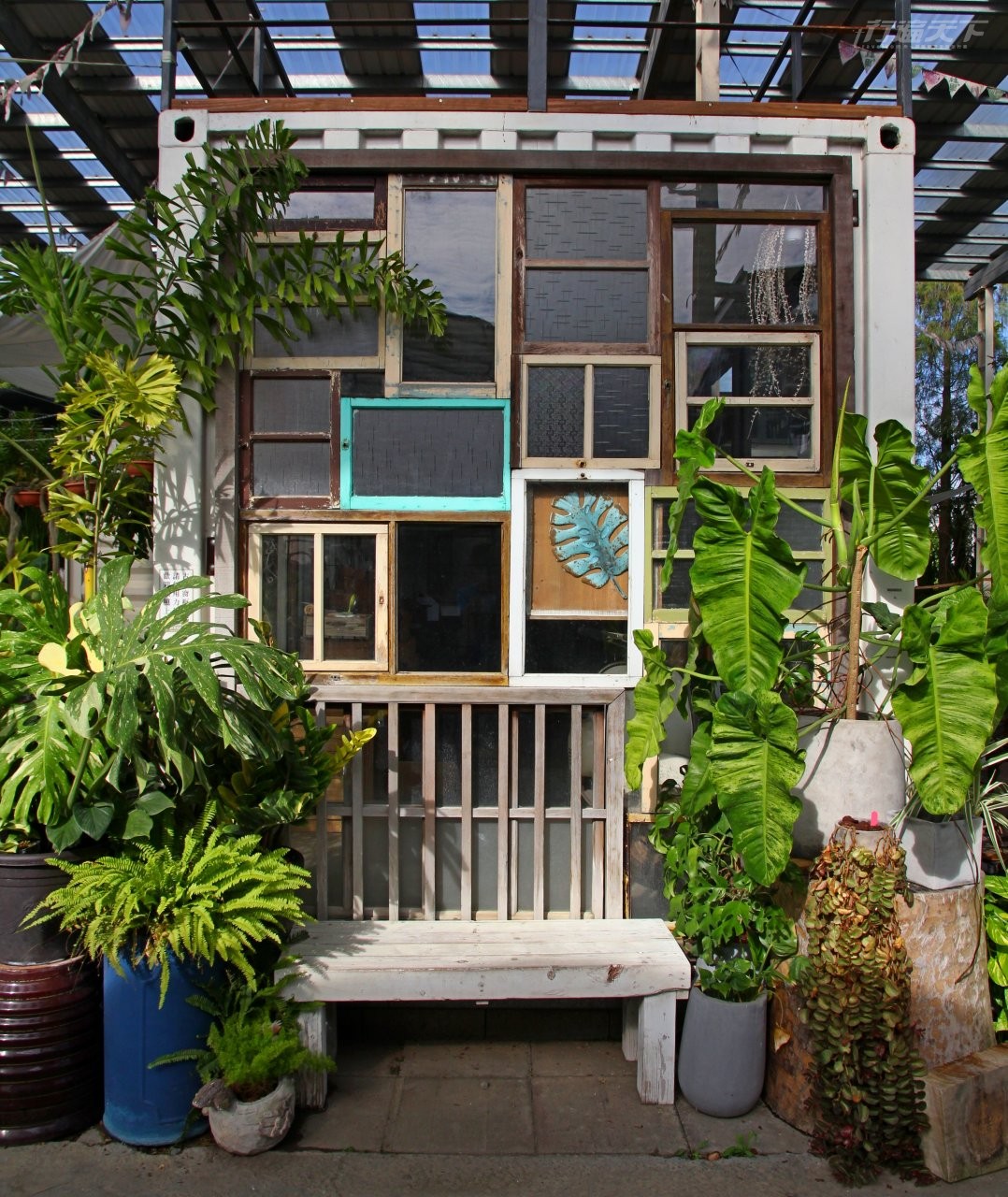 ▲以舊木料、二手窗戶拼貼打造出文青風十足的貨櫃屋。
