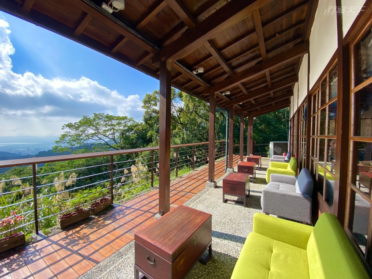 ▲草山行館戶外賞景區視野開闊,能眺望觀音山與淡水河美景。