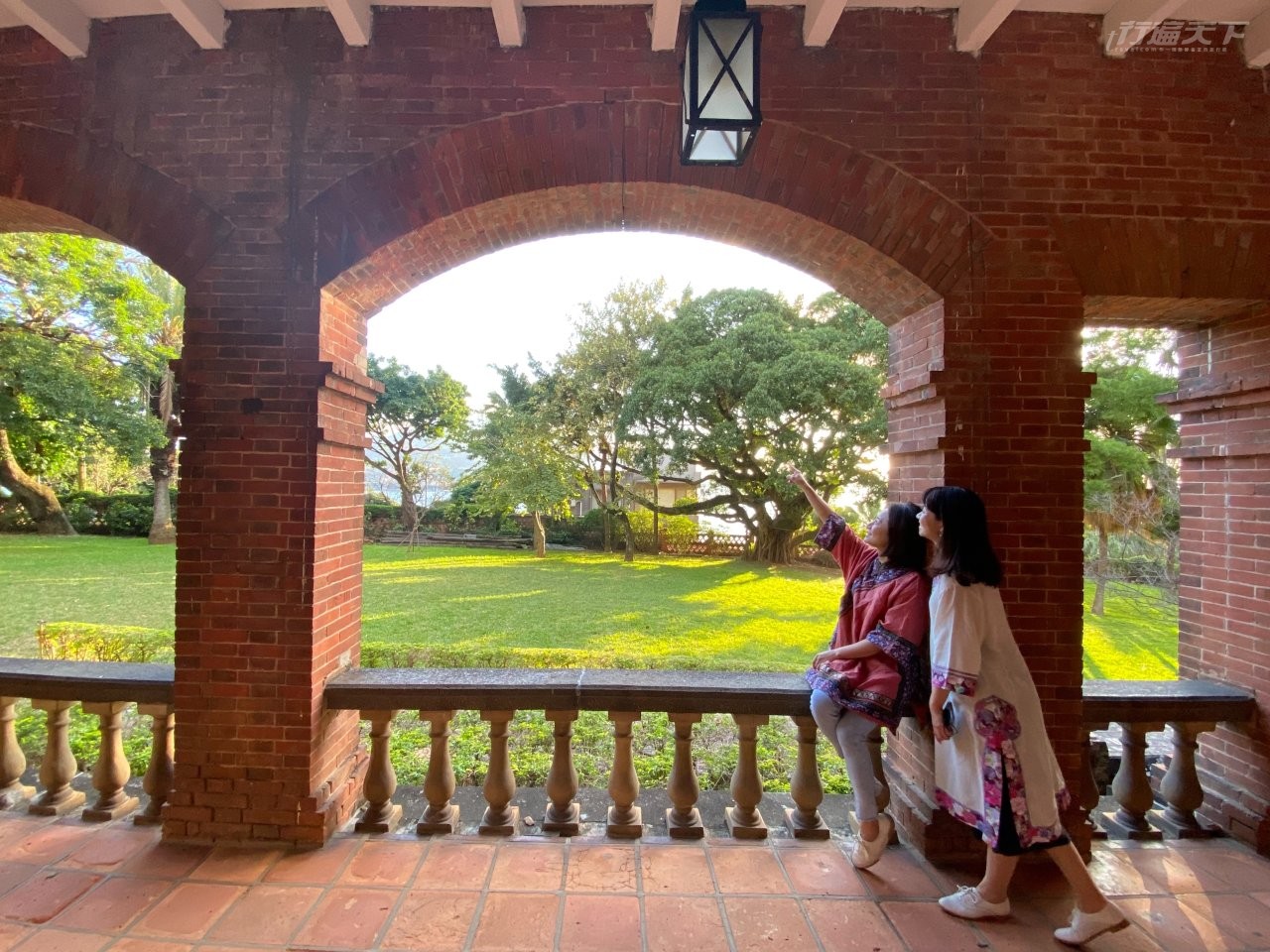 ▲換上漢服走訪馬偕紀念館隔壁的姑娘樓別有意義。