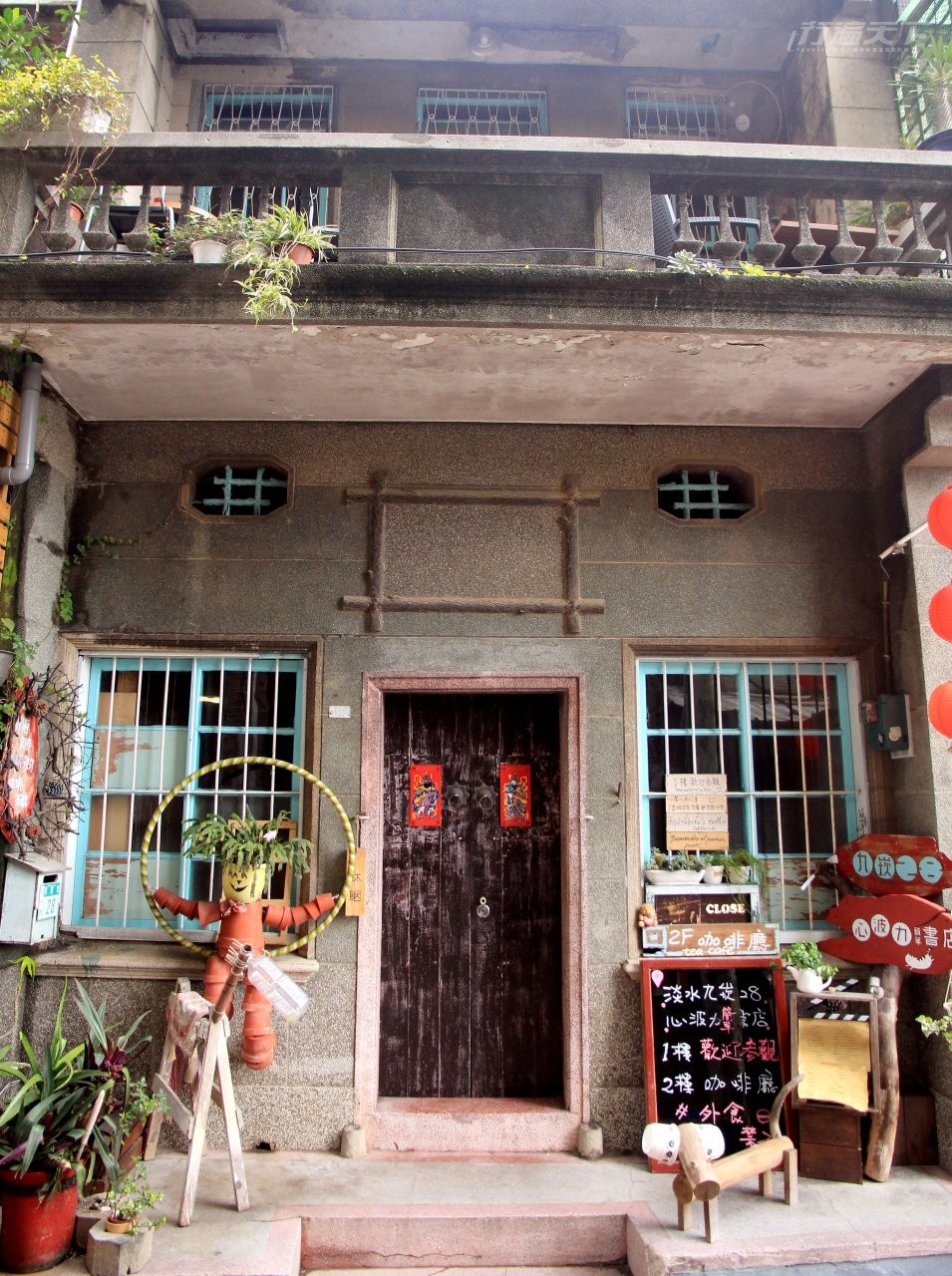 ▲重建街上的百年老宅九崁28,收藏各種書籍、畫作與藝術品。